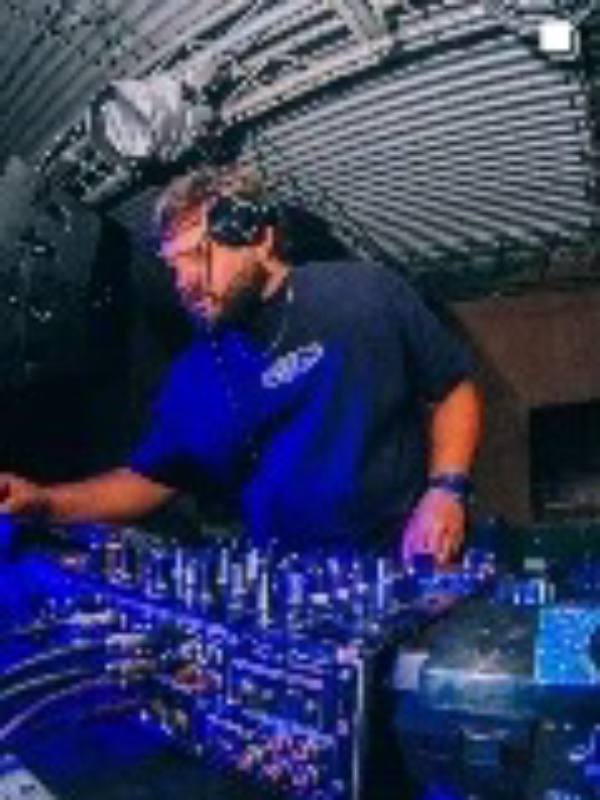 DJ en cabina