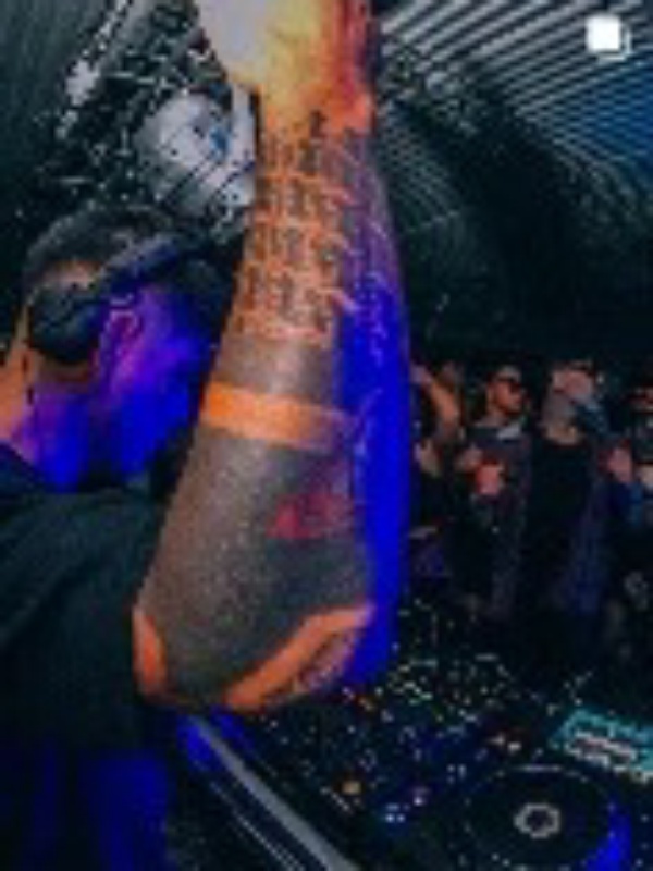 DJ en cabina